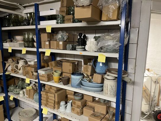 Reol med blandet porcelæn