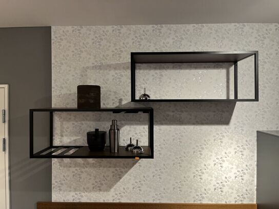 2 stk. hylder med indhold