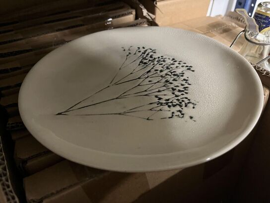 Reol med blandet porcelæn