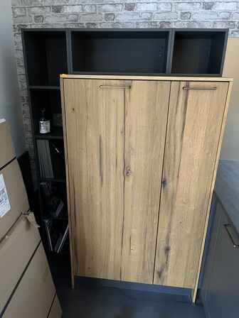 Skab med indbygget køleskab BLAUPUNKT samt reol 