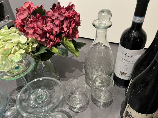 4 fl. Vin samt diverse glas