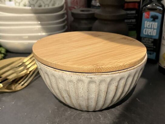 Bestik, skåle, krus m.v. 