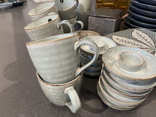 Krus, tallerkner samt glas 