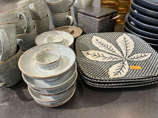 Krus, tallerkner samt glas 