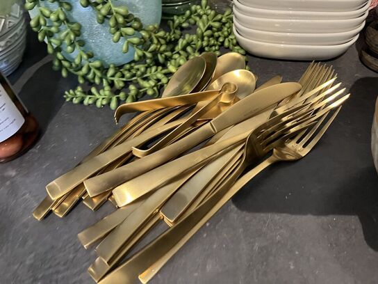 Bestik, skåle, krus m.v. 