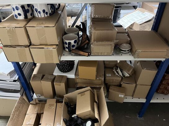 Reol med blandet porcelæn