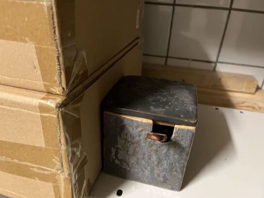 Reol med blandet porcelæn