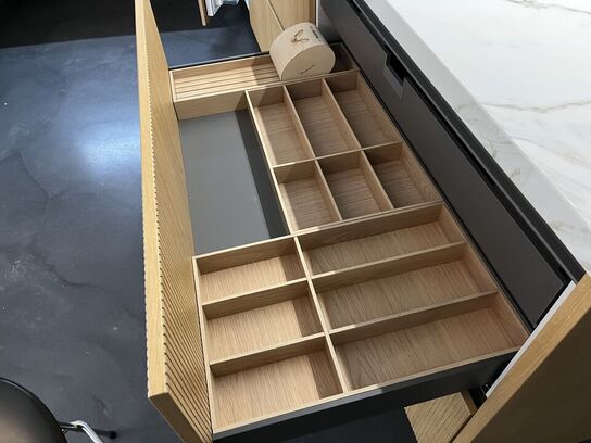 Køkken HÄCKER uden ovn, med indbygningskøleskab SIEMENS 