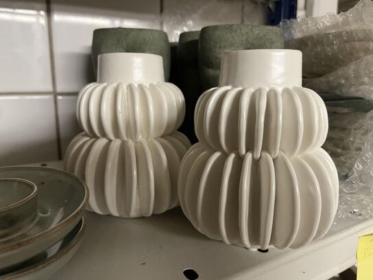 Reol med blandet porcelæn