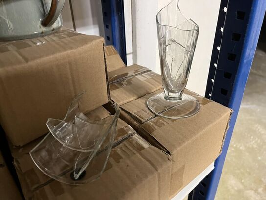 Reol med blandet porcelæn