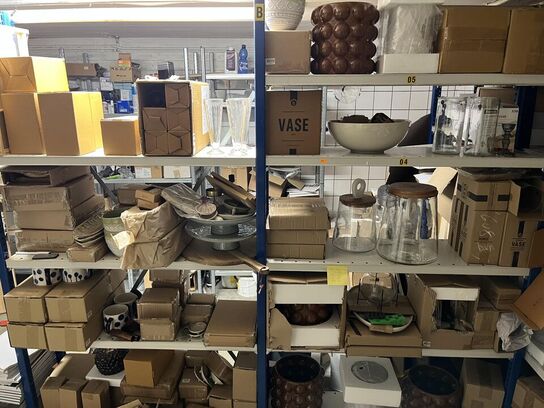 Reol med blandet porcelæn