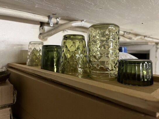 Reol med blandet porcelæn