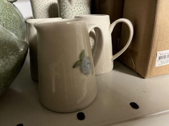 Reol med blandet porcelæn