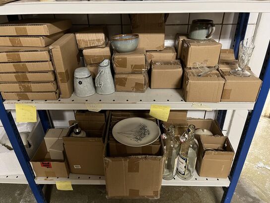 Reol med blandet porcelæn