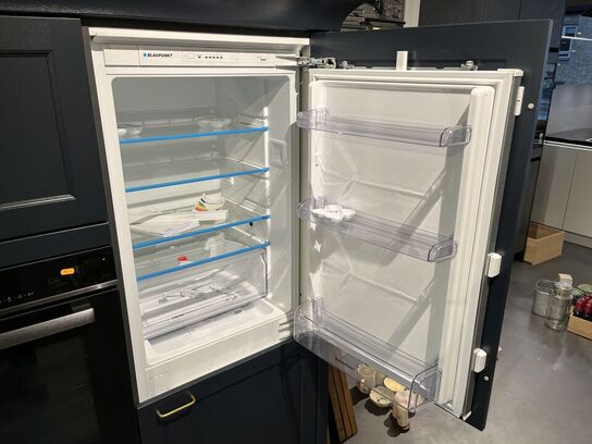 Køkken HÄCKER med indbygget køleskab BLAUPUNKT 5CC267FF0, uden ovn og kogeplade
