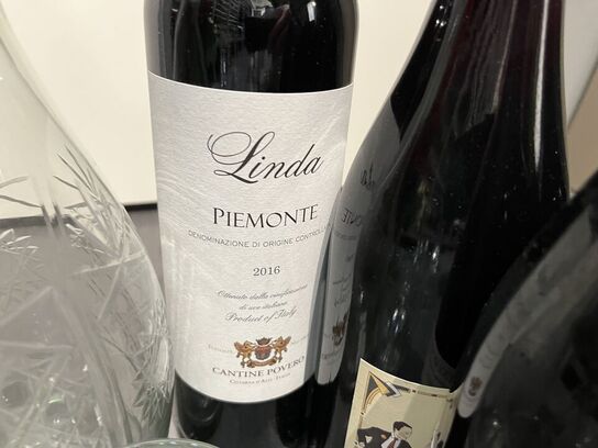 4 fl. Vin samt diverse glas