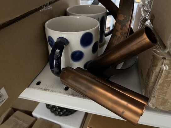 Reol med blandet porcelæn