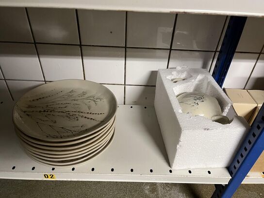 Reol med blandet porcelæn