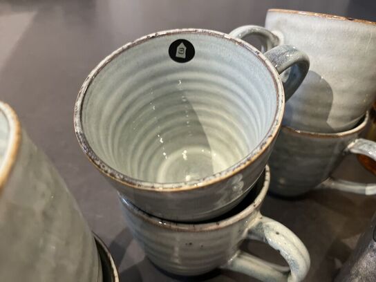 Krus, tallerkner samt glas 