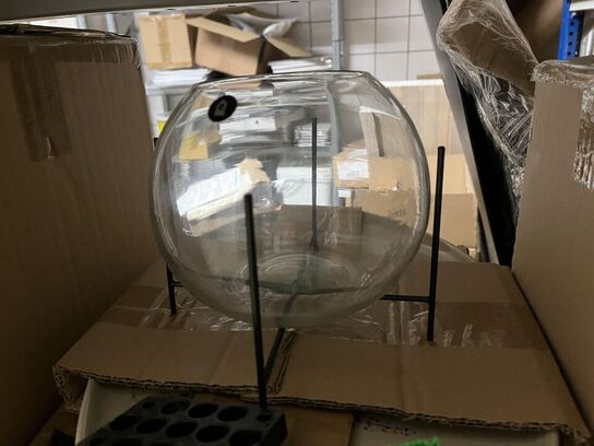 Reol med blandet porcelæn