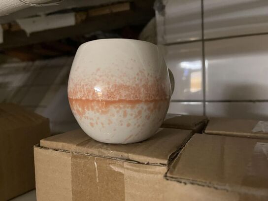 Reol med blandet porcelæn