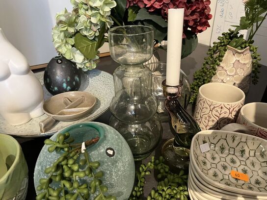 Bestik, skåle, krus m.v. 