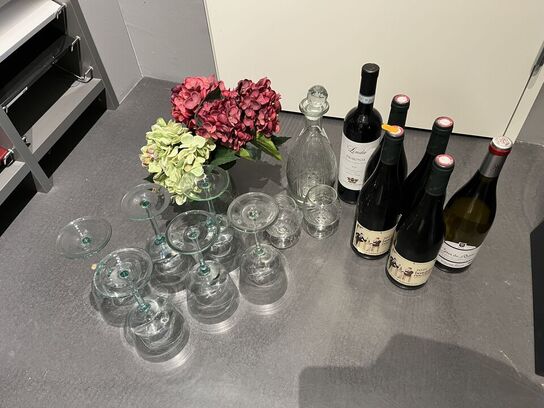 4 fl. Vin samt diverse glas