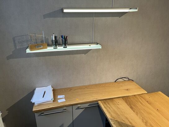 Skab samt 2 stk. hylder