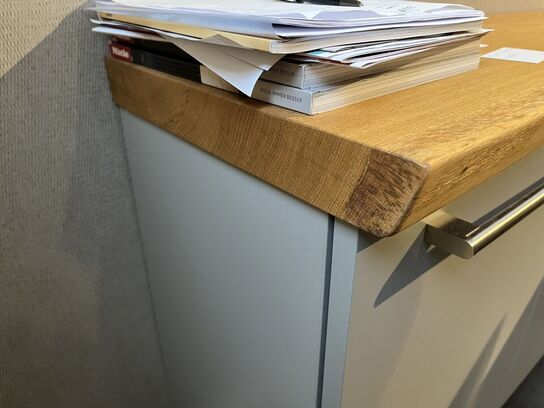 Skab samt 2 stk. hylder