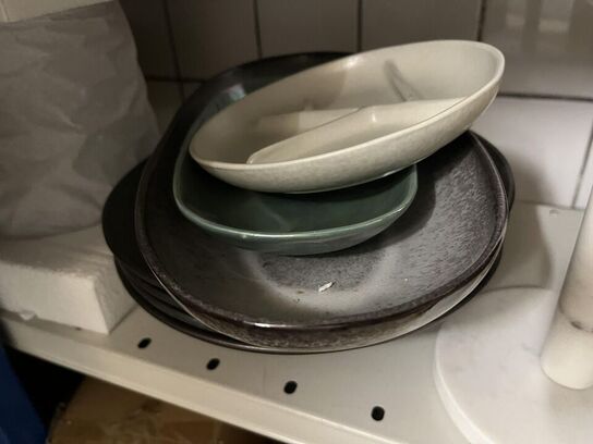 Reol med blandet porcelæn