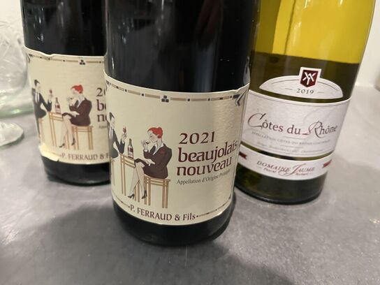 4 fl. Vin samt diverse glas