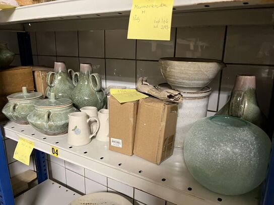 Reol med blandet porcelæn