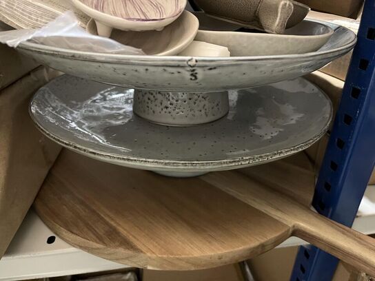 Reol med blandet porcelæn