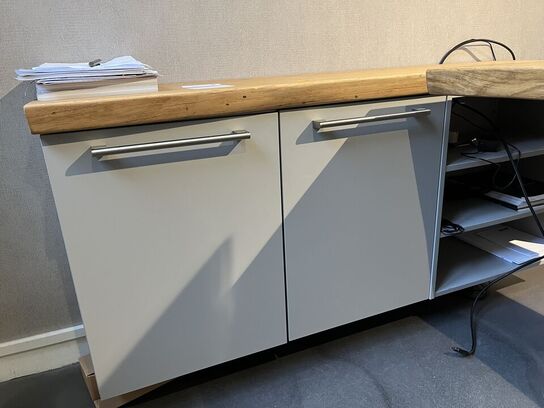 Skab samt 2 stk. hylder