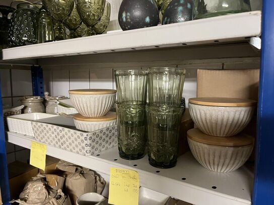 Reol med blandet porcelæn