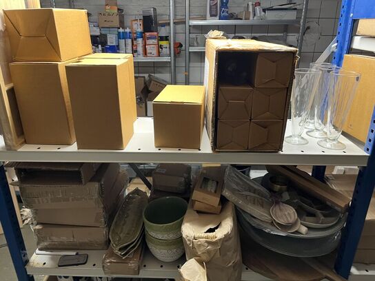 Reol med blandet porcelæn