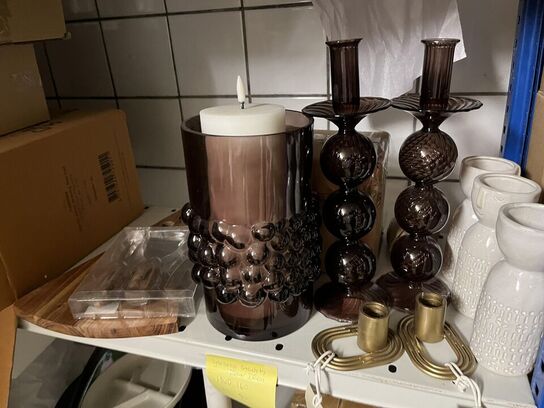 Reol med blandet porcelæn