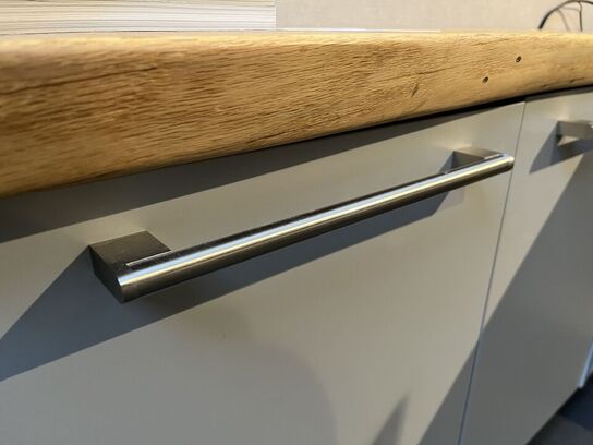 Skab samt 2 stk. hylder