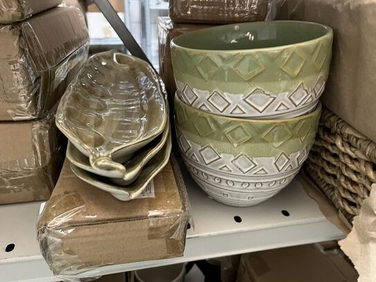 Reol med blandet porcelæn