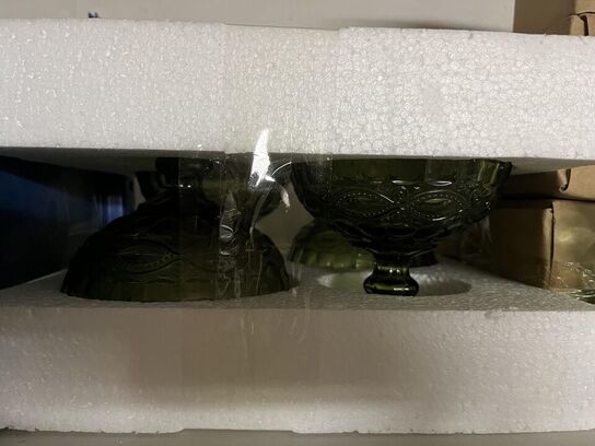 Reol med blandet porcelæn