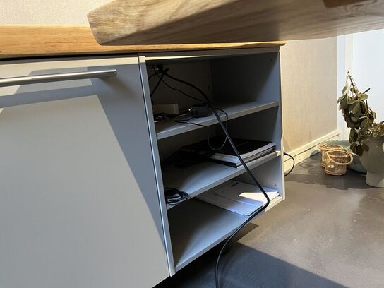 Skab samt 2 stk. hylder