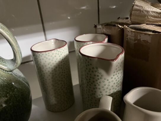 Reol med blandet porcelæn