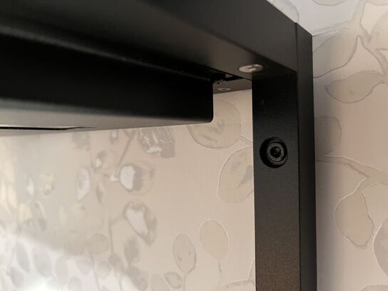 2 stk. hylder med indhold