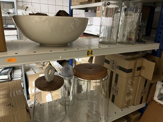 Reol med blandet porcelæn