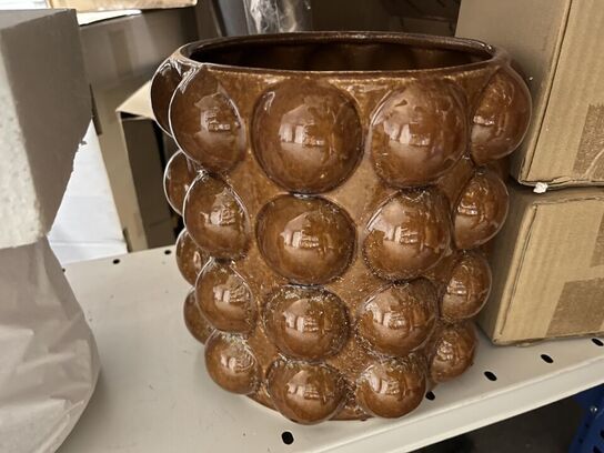 Reol med blandet porcelæn