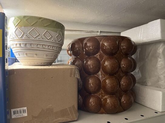 Reol med blandet porcelæn