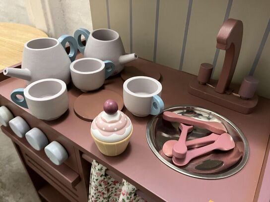 Børnekøkken i træ og Træ bord