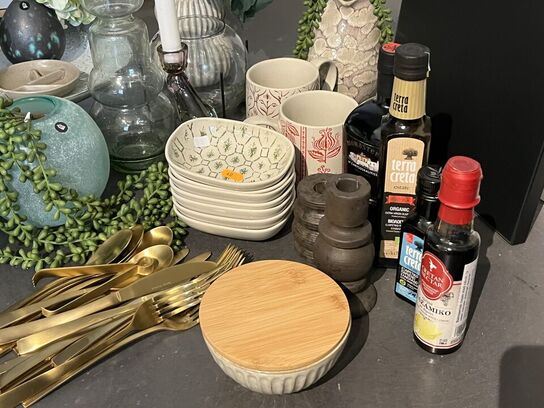 Bestik, skåle, krus m.v. 