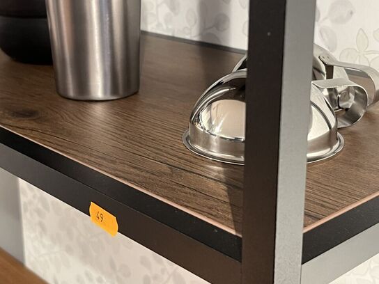 2 stk. hylder med indhold