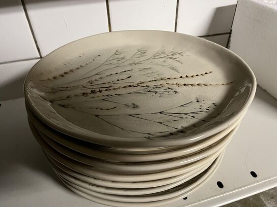 Reol med blandet porcelæn